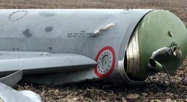 L'F-16 perde il serbatoio in volo, sul terreno inquinato scatta la bonifica