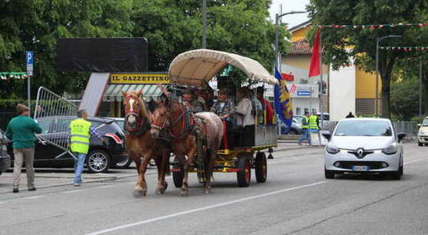 ADUNATA - A Pordenone si arriva anche a cavallo (Pressphoto Lancia)