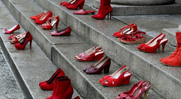 Scarpe rosse simbolo del movimento anti-femminicidi