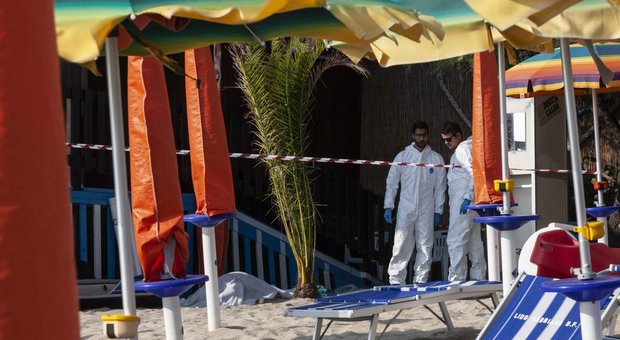 Uomo ucciso a colpi di pistola sulla spiaggia davanti ai bagnanti Choc in un camping nel Vibonese