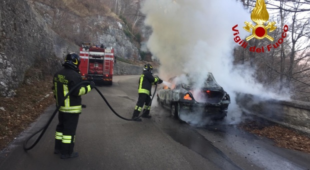 Il pellegrinaggio a Montevergine si trasforma in incubo: auto a fuoco