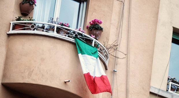 Flash-mob dai balconi: oggi 14 marzo appuntamento doppio. Cosa succederà alle 12 e alle 18 in tutta Italia