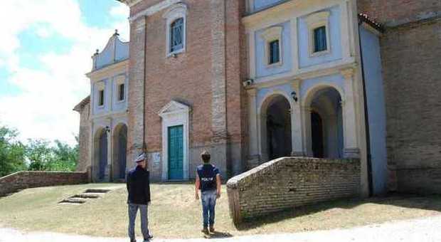 Urbino, tenta di rubare in chiesa "L'ho fatto per sfamare ​la mia famiglia"