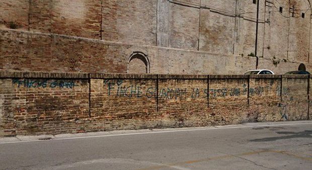 Le mura storiche di Osimo imbrattate