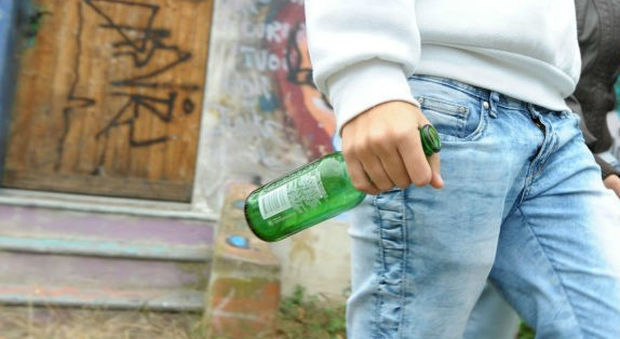 Beveva alcolici nel parco pubblico: multa di 300 euro, è il primo caso