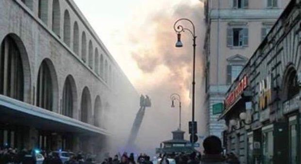 Roma, a fuoco un palazzo vicino alla stazione Termini: paura e fumo in strada