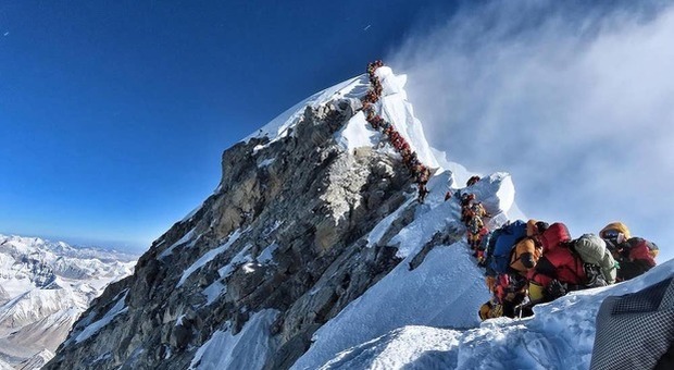 Everest, i volontari ripuliscono la grande montagna dai rifiuti: spuntano 4 cadaveri