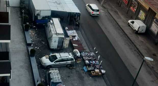 Napoli, rifiuti vari e auto sul marciapiede: i residui del mercato rionale