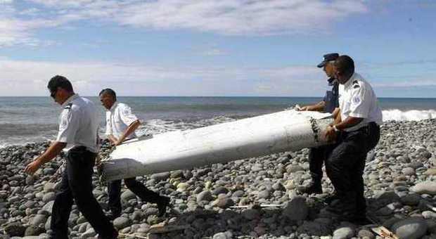 Mh370, il primo ministro malese conferma: «Il pezzo d'ala ritrovato è dell'aereo scomparso»
