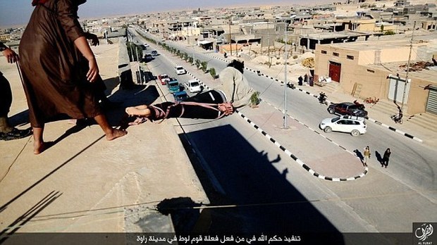 Isis, nuova esecuzione in Iraq: jihadisti gettano da un palazzo uomo accusato di omosessualità
