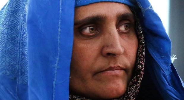 Afghanistan, la “ragazza dagli occhi verdi” torna in patria: avrà una casa