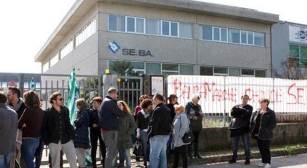“Banca Marche chiude Se.Ba.” I dipendenti scioperano