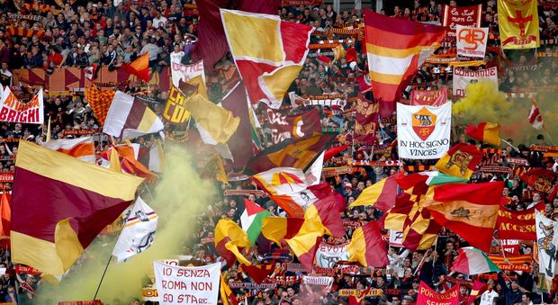 Roma, aggredirono turisti in centro prima del derby: denunciati 12 ultrà giallorossi
