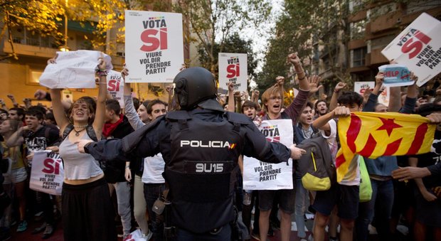 Catalogna, blitz della polizia negli uffici del governo: 14 arresti per impedire il referendum