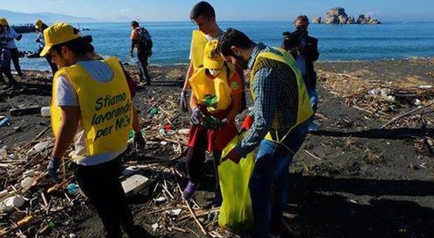 Emergenza Sarno, Legambiente ripulisce la spiaggia dai rifiuti