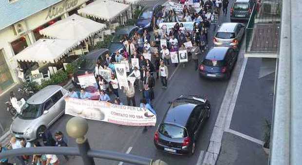 Caserta. Corteo anti-aborto attraversa la città, slogan e cartelloni contro la Bonino