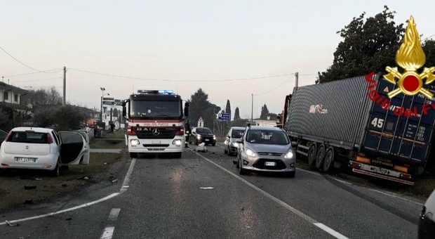Incidente in via Montello ad Altivole: scontro fra un tir a metano liquido e un'auto Foto