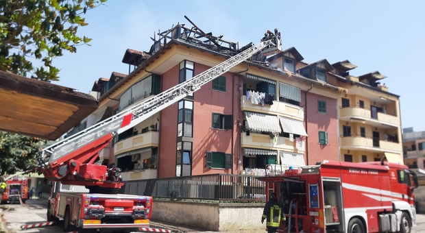 Incendio a Giugliano: mansarda completamente distrutta dalle fiamme, palazzo evacuato