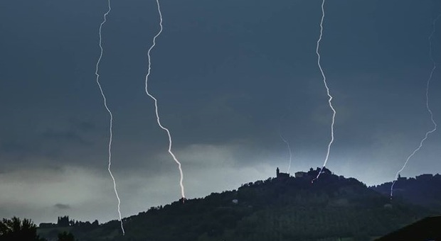 Fulmini, pioggia e rischio grandine: nuovo allerta meteo per temporali nelle Marche. Ecco quando