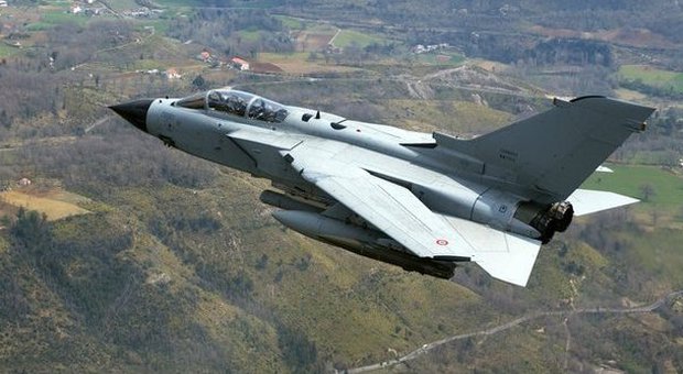 Isis, M5s: «L'Italia invia i tornado in guerra senza autorizzazione del Parlamento»
