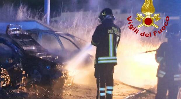 Quattro auto incendiate fuori da un concessionaria in Salento nella notte
