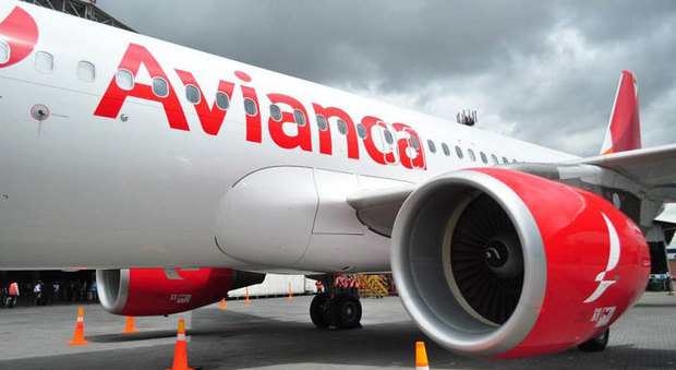 Linea aerea colombiana cancella voli per Caracas: «Atto ostile da aereo militare venezuelano»