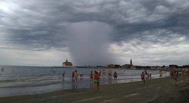 Sorpresa in spiaggia a Lignano Sabbiadoro: il gigantesco cono di pioggia fa paura