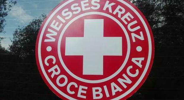 Bolzano, investito da un'auto mentre attraversava: muore ciclista 95enne