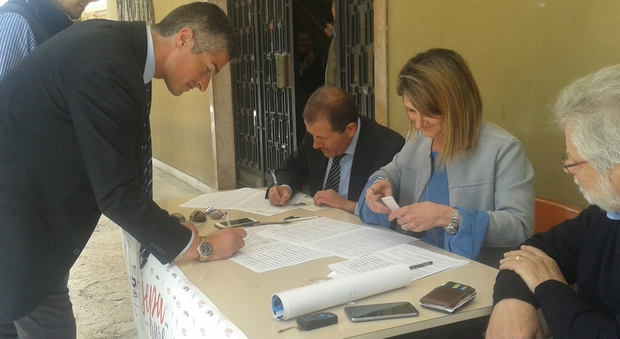 Un avvocato mentre firma