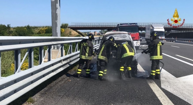 Automezzo a fuoco sull'autostrada Momenti di terrore per tre persone
