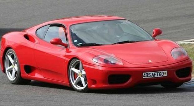 In giro con Ferrari, un reddito di 20.000 euro e 28 case: immobiliarista denunciato per evasione