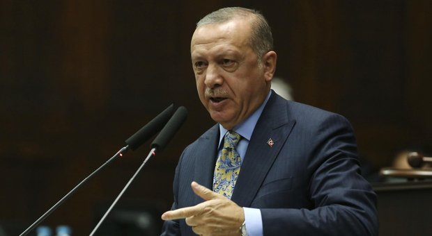 Turchia, esplode autobomba al confine con la Siria: 3 morti. Erdogan: «Atto terroristico»