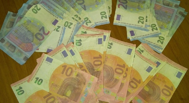 Soldi falsi, arrestato napoletano a spasso con 890 euro di banconote finte da 20 e 10 euro