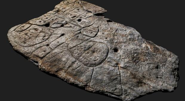 La lastra ornamentale che nascondeva la mappa 3D più antica d'Europa: l'incredibile scoperta degli archeologi