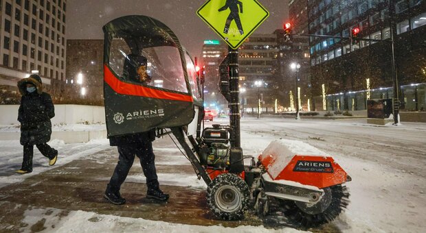 New York, tempesta di neve in arrivo: dichiarato stato d'emergenza. Cancellati oltre 2.300 voli