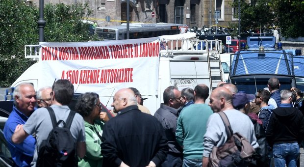 Roma, ambulanti protestano in piazza contro lo spostamento delle bancarelle