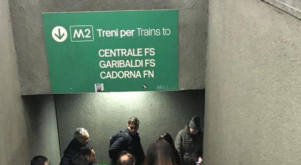 Milano, uomo spruzza spray urticante in metropolitana: diversi malori tra i passeggeri