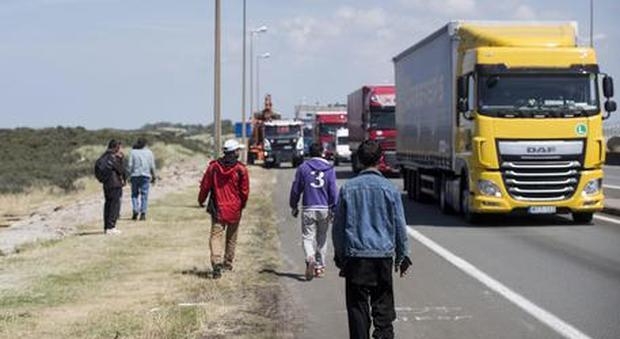 Grecia, scoperti 80 migranti stipati in un container: rischiavano il soffocamento