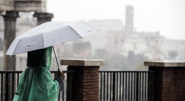Maltempo: pioggia, vento e strade allagate. Treni in tilt sulle linee Roma-Napoli e Nettuno