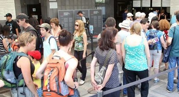Assaltarono armati la biglietteria di Pompei davanti a turisti: arrestati