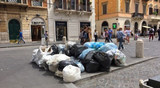 Roma, sacchi dei rifiiuti buttati nell'isola pedonale di via del Corso: nessuno li rimuove