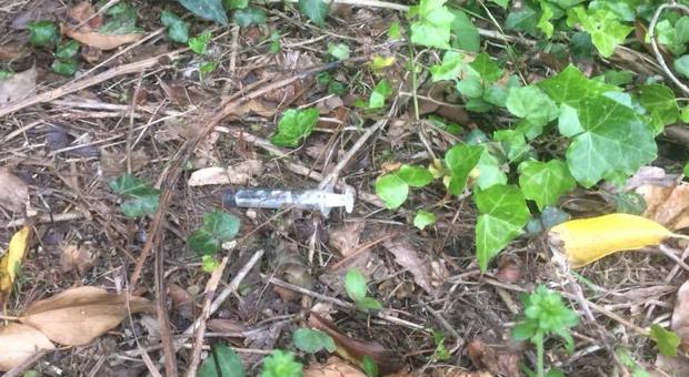 Fabriano, una siringa usata e un flacone di metadone trovati nel parco dei bimbi