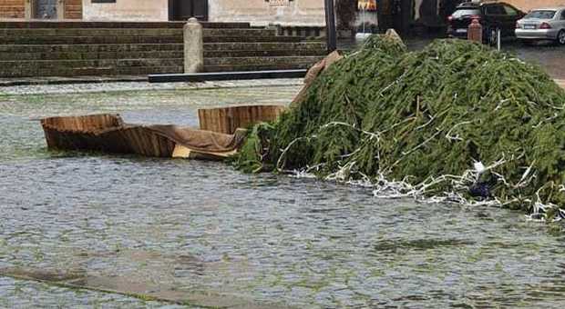 Maltempo su Orvieto, cade l'albero di Natale in piazza Duomo