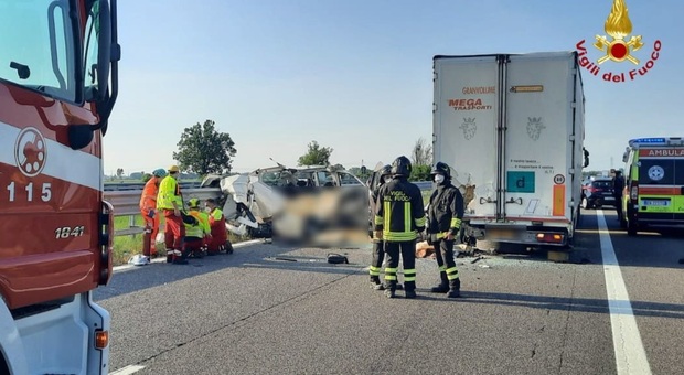 Incidente in A21, 5 morti nello schianto tra furgone e tir: autostrada chiusa nel Piacentino