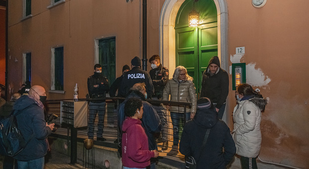 «Devi aver paura di noi zingari...», dopo l'aggressione via la famiglia rom dalla casa popolare di Santa Bona