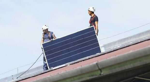 Pannelli solari liberi sui tetti di case e aziende per fermare il caro-bollette