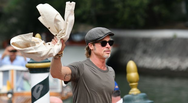 Brad Pitt star al Lido per il suo film "Ad Astra", fans impazzite