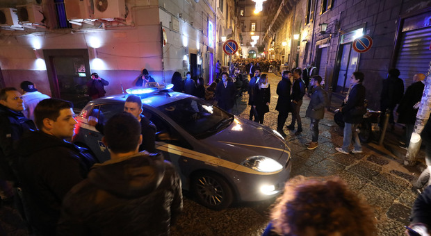 Movida a Napoli, controlli a Chiaia e al Vomero: portate via 31 auto in divieto di sosta
