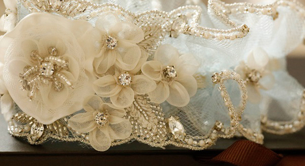 Giarrettiere-gioiello per una sposa sensuale e trendy