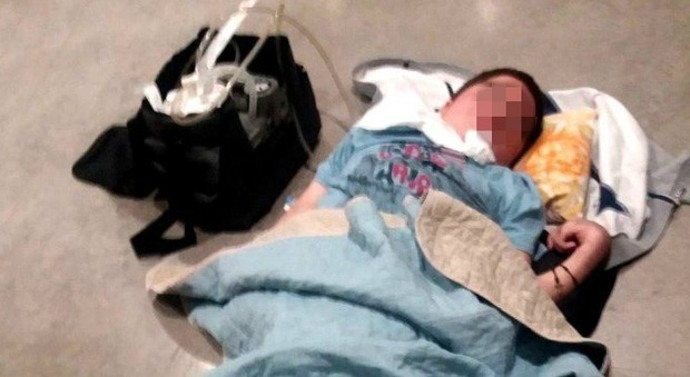 Bimbo disabile costretto a dormire sul pavimento e senza acqua: l'aeroporto fa una figuraccia